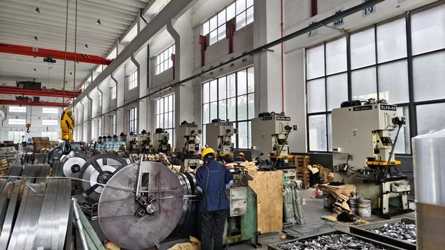 スチールシールのパンチングマシン