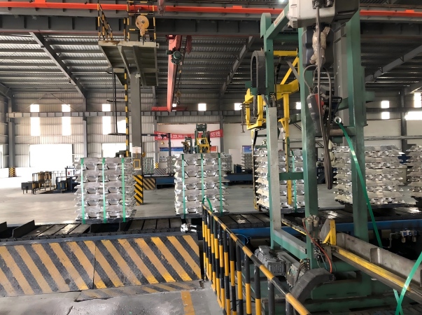 Обвязка машинного класса PET (ID: 124) компании Juhong Packing, сертифицированная AAR, используется в полностью автоматической упаковочной системе для фиксации пачек алюминиевых слитков в цветной металлургии.