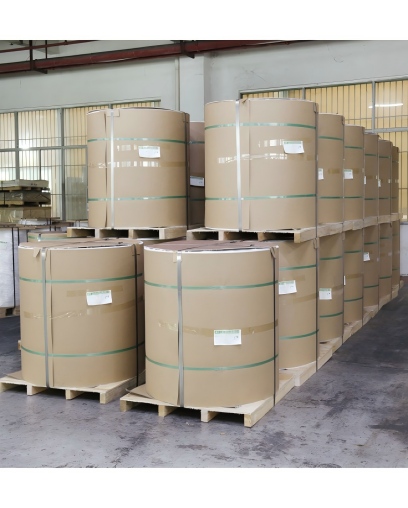 Grandes rollos de papel industrial asegurados sobre una plataforma de madera usando PET Fleje verde y acero galvanizado de alta resistencia Fleje por Juhong Packing, mostrando seguridad de carga pesada para exportaci&oacute;n