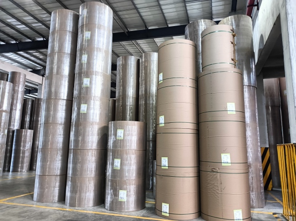 Обвязочная лента PET (ID: 124) и влагостойкая стретч-пленка Juhong Packing, сертифицированная AAR, фиксирует большие рулоны бумаги и поддоны из гофрированного картона для бумажной и полиграфической промышленности.